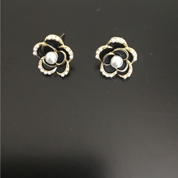 Elegant Gold and Pearl Flower Earrings - Picture 1 of 1